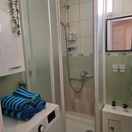 Apartment Cozy For 4 With Piano & Self Check-in *